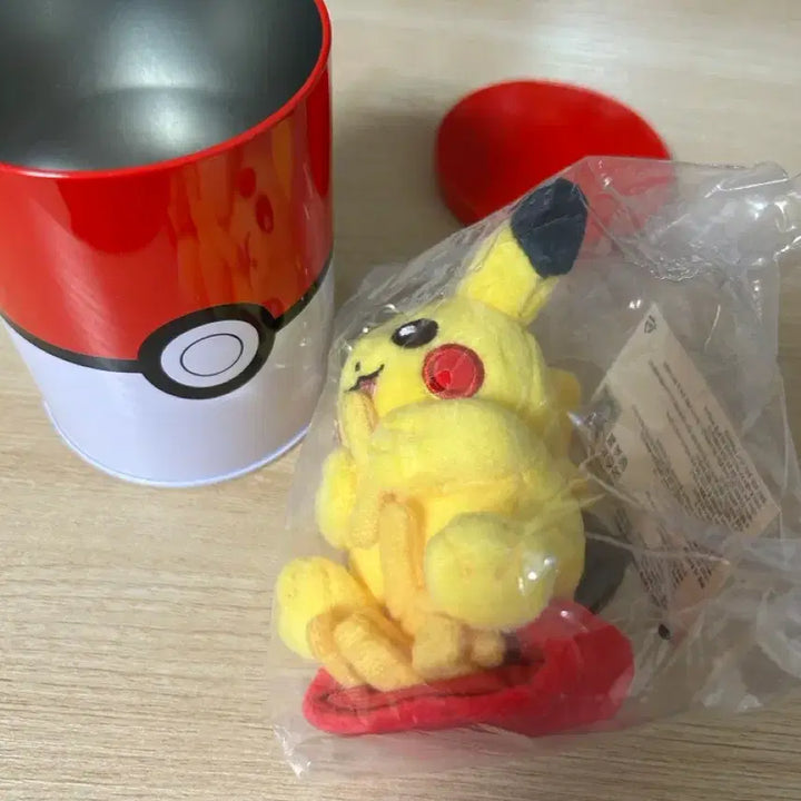 [BUNJANG] Lotteria Pikachu Monster Ball Tin Case Limited Edition Unsealed / 롯데리아 포켓몬 피카츄 몬스터볼 틴케이스 한정판 미개봉 양도 판매