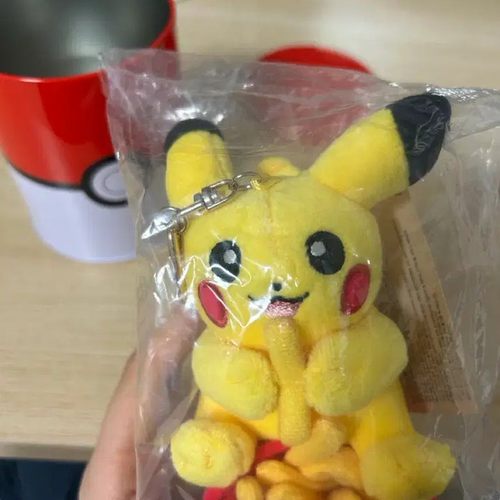 [BUNJANG] Lotteria Pikachu Monster Ball Tin Case Limited Edition Unsealed / 롯데리아 포켓몬 피카츄 몬스터볼 틴케이스 한정판 미개봉 양도 판매