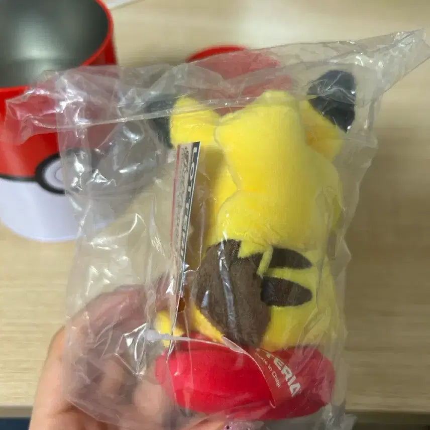 [BUNJANG] Lotteria Pikachu Monster Ball Tin Case Limited Edition Unsealed / 롯데리아 포켓몬 피카츄 몬스터볼 틴케이스 한정판 미개봉 양도 판매