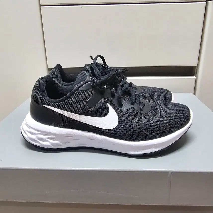 [BUNJANG] Nike Revolution 6 Running Shoes - Black/White / 245나이키 레볼루션6 런닝화 -972