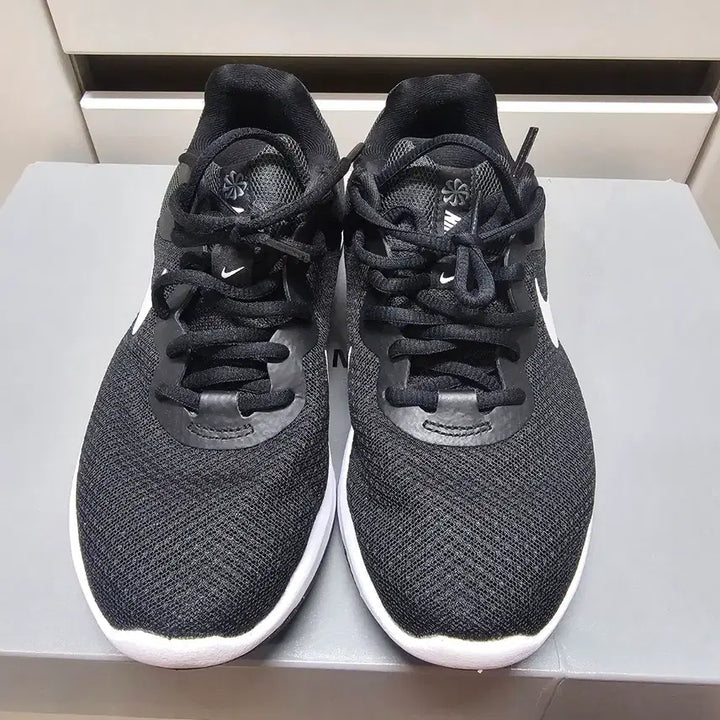 [BUNJANG] Nike Revolution 6 Running Shoes - Black/White / 245나이키 레볼루션6 런닝화 -972