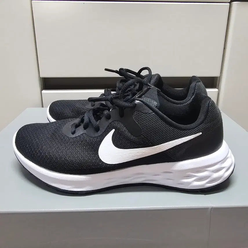 [BUNJANG] Nike Revolution 6 Running Shoes - Black/White / 245나이키 레볼루션6 런닝화 -972