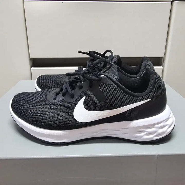 [BUNJANG] Nike Revolution 6 Running Shoes - Black/White / 245나이키 레볼루션6 런닝화 -972