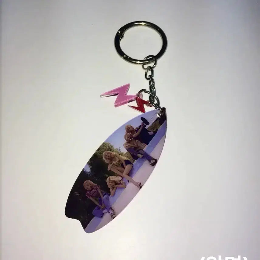 [BUNJANG] Blackpink Rosé Busan Pop-up Surfing Board Keychain Pink Lighting Ver. (Sealed) / 미개봉 판매) 로제 부산 팝업 서핑보드 키링 핑크라이팅 로지 블랙핑크