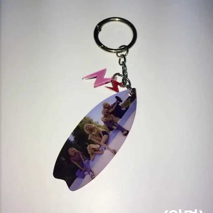 [BUNJANG] Blackpink Rosé Busan Pop-up Surfing Board Keychain Pink Lighting Ver. (Sealed) / 미개봉 판매) 로제 부산 팝업 서핑보드 키링 핑크라이팅 로지 블랙핑크