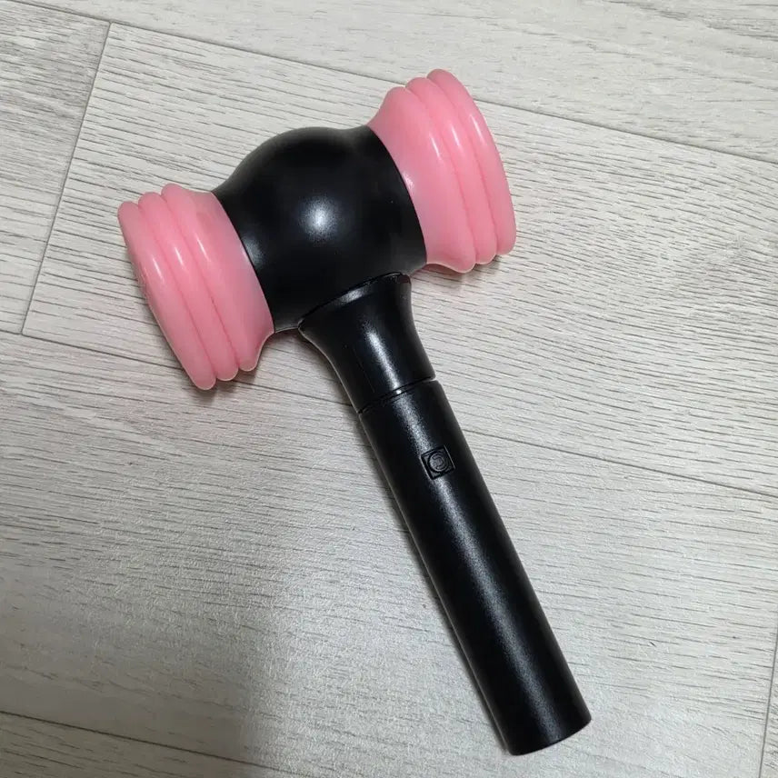 [BUNJANG] BLACKPINK "Bbyongbong" Shape Portable Charger / 블랙핑크 뿅봉 모양 보조배터리