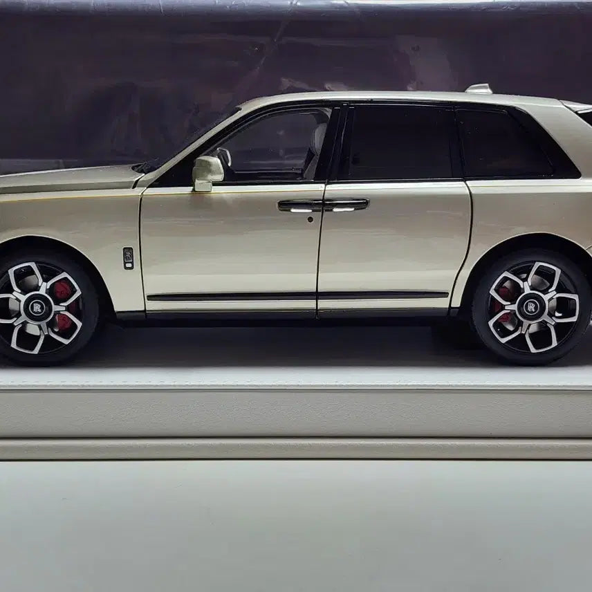 [BUNJANG] 1:18 Scale Keng Fai Rolls-Royce Cullinan Gold SUV Limited Edition (199 Units) Diecast Model / 1:18 켕파이 롤스로이스 컬리넌 골드 SUV 199대 한정판 다이캐스트