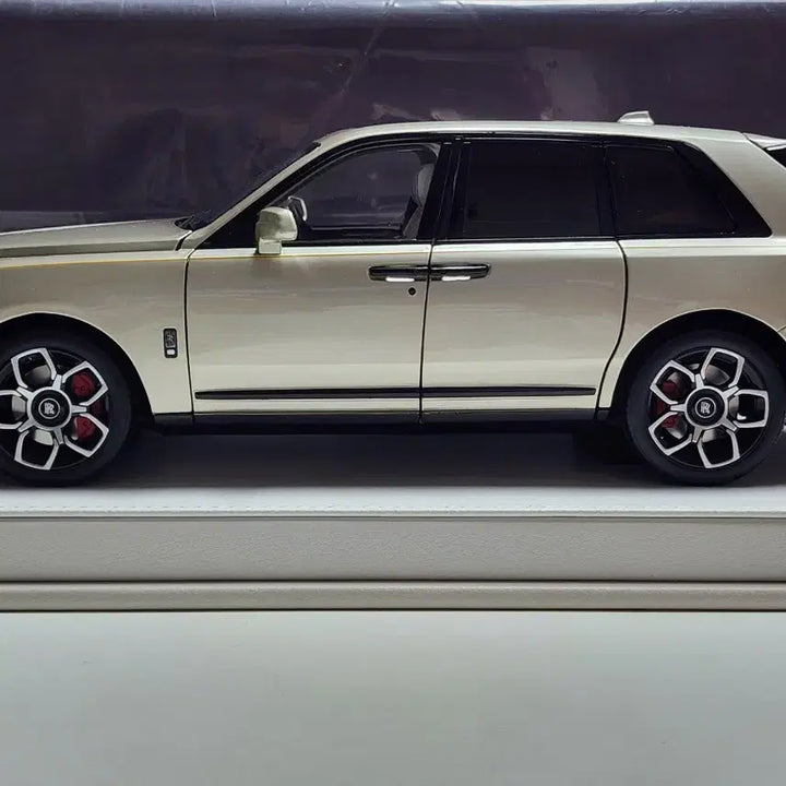 [BUNJANG] 1:18 Scale Keng Fai Rolls-Royce Cullinan Gold SUV Limited Edition (199 Units) Diecast Model / 1:18 켕파이 롤스로이스 컬리넌 골드 SUV 199대 한정판 다이캐스트