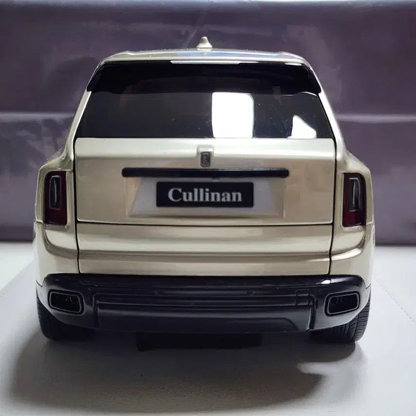 [BUNJANG] 1:18 Scale Keng Fai Rolls-Royce Cullinan Gold SUV Limited Edition (199 Units) Diecast Model / 1:18 켕파이 롤스로이스 컬리넌 골드 SUV 199대 한정판 다이캐스트