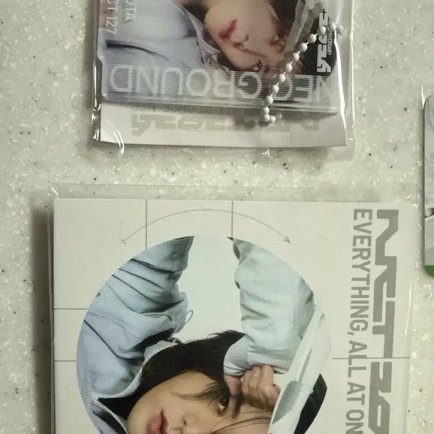[BUNJANG] NCT Yuta Neo City Badge &amp; Lenticular / Nct127 네오그라운드 10주년 팝업 Yuta 뱃지, 랜티큘러