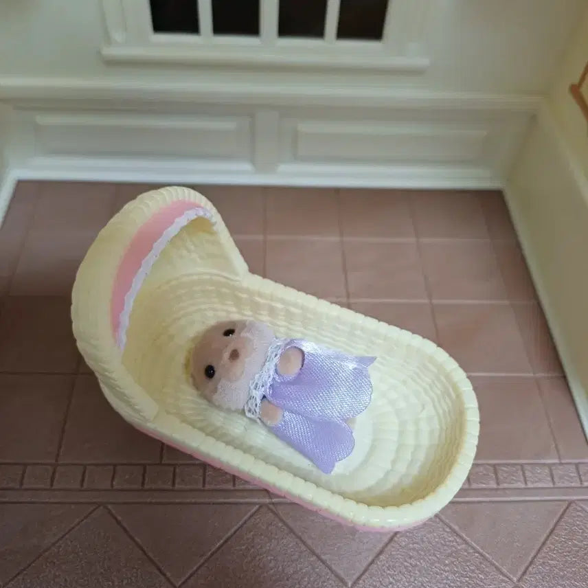 [BUNJANG] Sylvanian Families Baby Bed &amp; Newborn Otter Set / 실바니안 아기 침대&amp;신생아 수달
