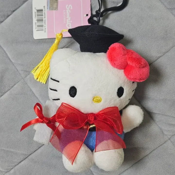 [BUNJANG] Sanrio Hello Kitty Graduation Cap Mini Plush Keychain New / (새상품) 산리오 헬로키티 뉴학사모 인형 키링