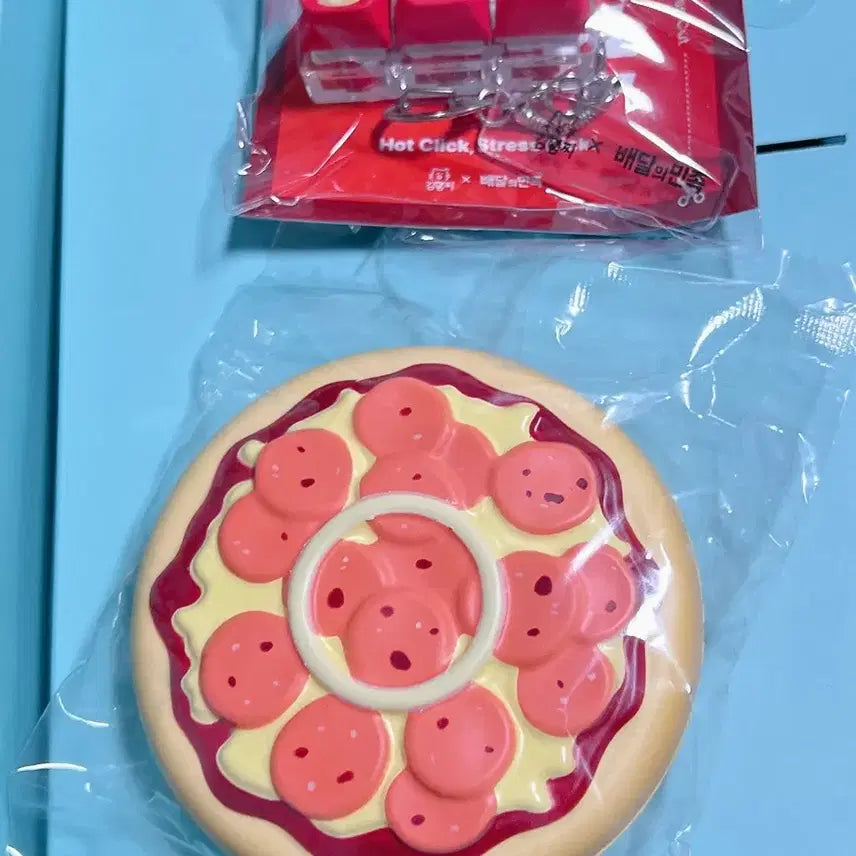 [BUNJANG] Kim Hamzzi Joopaeparoni Pizza Squeeze Toy + Daeryeoppushyeo Keycap Bundle Set (Sealed) / 일괄) 김햄찌 스퀴시+키캡 배민 굿즈 줘패패로니 미개봉 일괄 판매