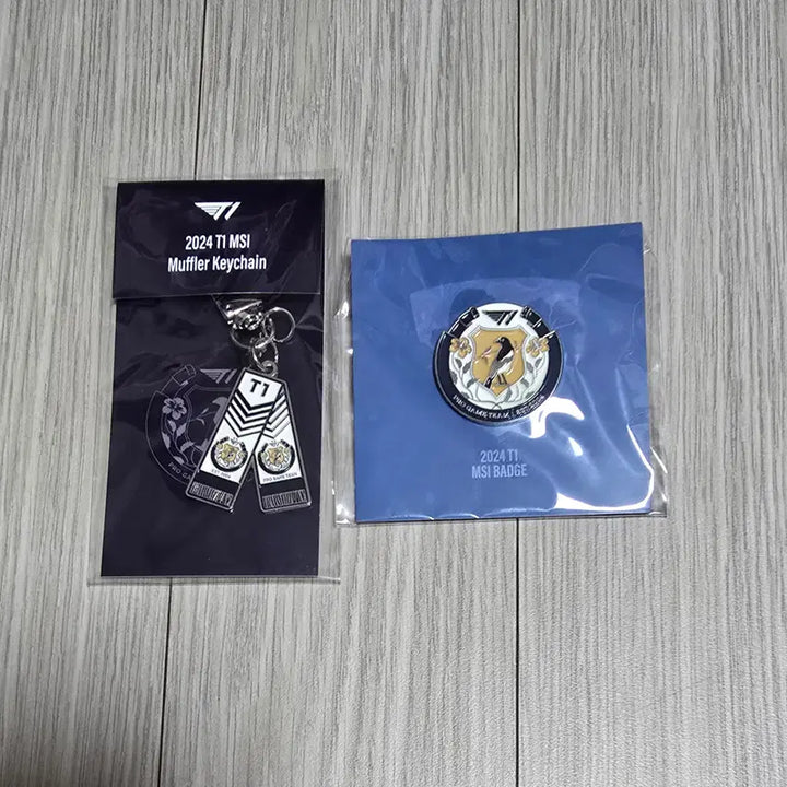 [BUNJANG] T1 2024 MSI Merchandise Bundle: Membership Ticket Holder &amp; Logo Badge Set / 2024 티원 MSI 굿즈/ T1 멤버쉽 티켓 홀더/ 로고 뱃지 세트