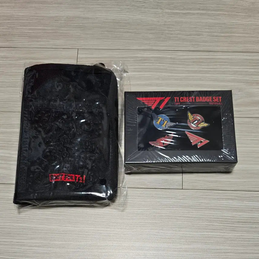 [BUNJANG] T1 2024 MSI Merchandise Bundle: Membership Ticket Holder &amp; Logo Badge Set / 2024 티원 MSI 굿즈/ T1 멤버쉽 티켓 홀더/ 로고 뱃지 세트