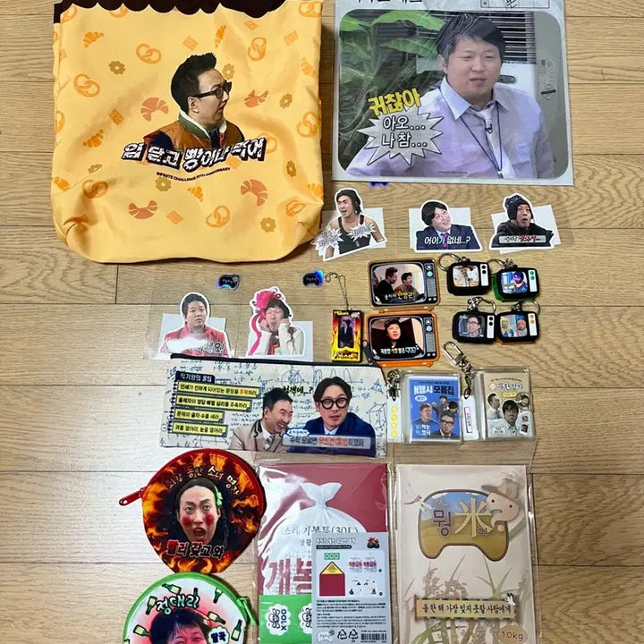 [BUNJANG] Infinite Challenge Pop-up Store Merchandise Bundle / 무한도전 팝업 굿즈 (마우스패드, 타포린백, 보이스 키링, 파우치 등)