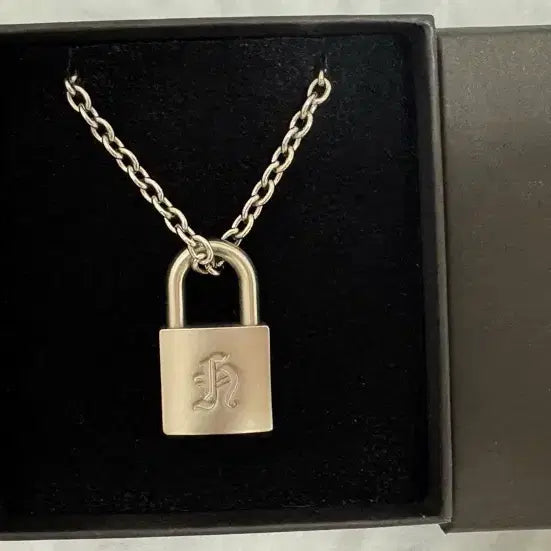[BUNJANG] JINNY LET 3-Piece Set with Hyunjin Voice Keychain / 현진목걸이+지니렛3+skz런잇첫콘 +중콘 입장포카