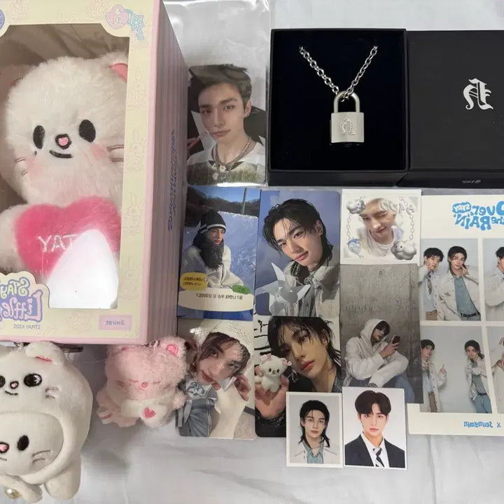 [BUNJANG] JINNY LET 3-Piece Set with Hyunjin Voice Keychain / 현진목걸이+지니렛3+skz런잇첫콘 +중콘 입장포카