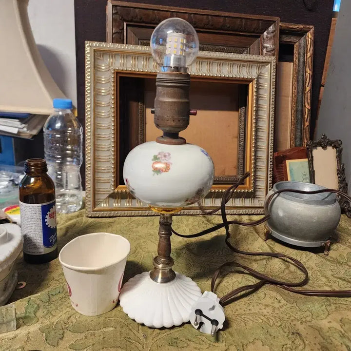 [BUNJANG] European Style Lamp with Brass, Milk Glass, Ceramic, and Iron Accents / 유럽에서온 스텐드등.동+밀크글라스+도자기+철 전구 제외한