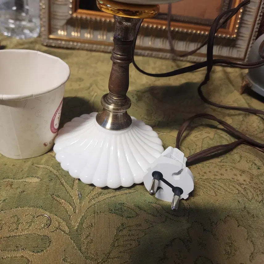 [BUNJANG] European Style Lamp with Brass, Milk Glass, Ceramic, and Iron Accents / 유럽에서온 스텐드등.동+밀크글라스+도자기+철 전구 제외한