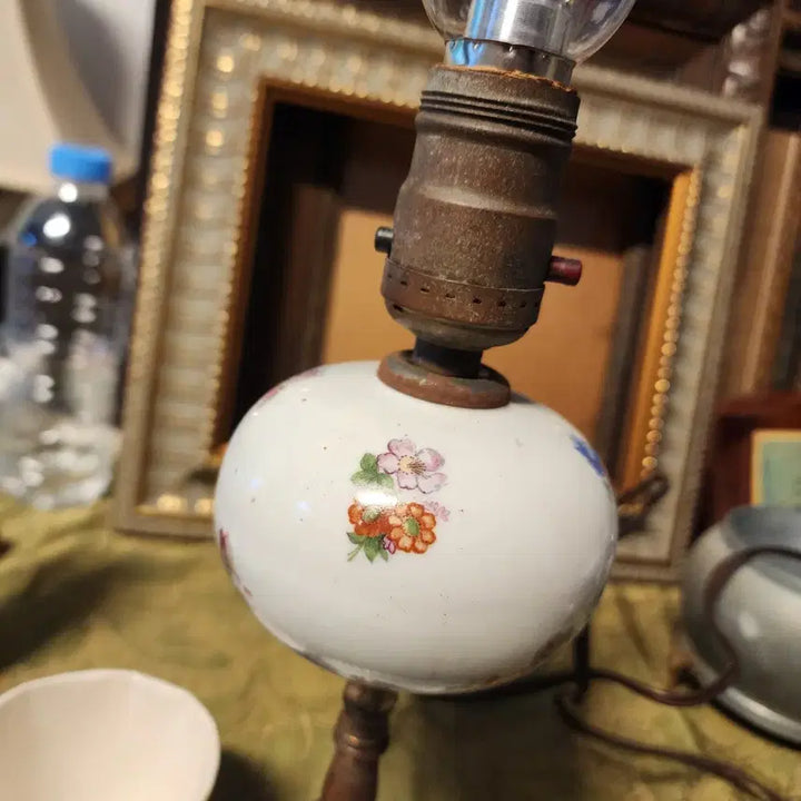 [BUNJANG] European Style Lamp with Brass, Milk Glass, Ceramic, and Iron Accents / 유럽에서온 스텐드등.동+밀크글라스+도자기+철 전구 제외한