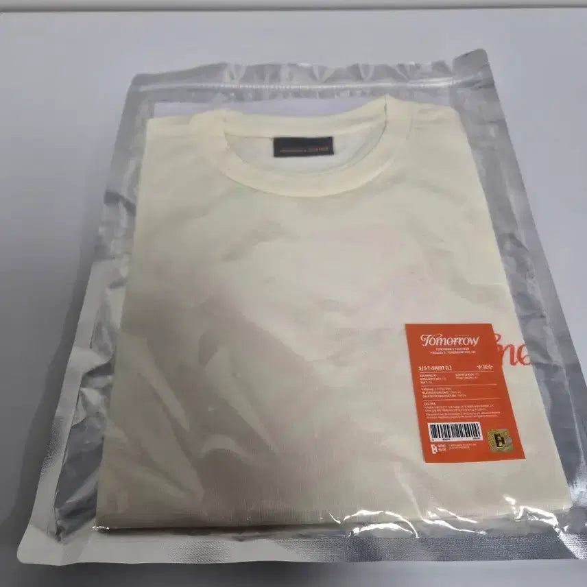 [BUNJANG] TXT Short Sleeve T-Shirt L Ivory New / TXT 반팔 티셔츠 L 아이보리 새상품
