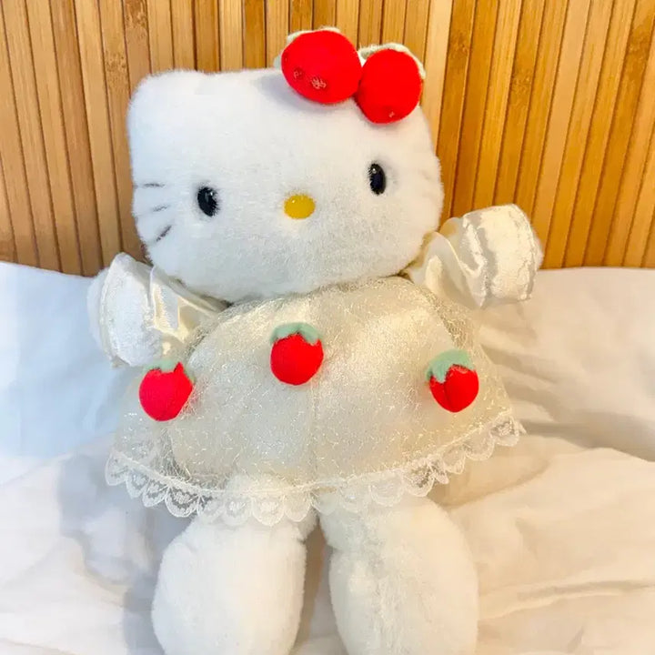 [BUNJANG] Vintage Strawberry Dress Hello Kitty Plush / 고전 딸기드레스 키티 누이