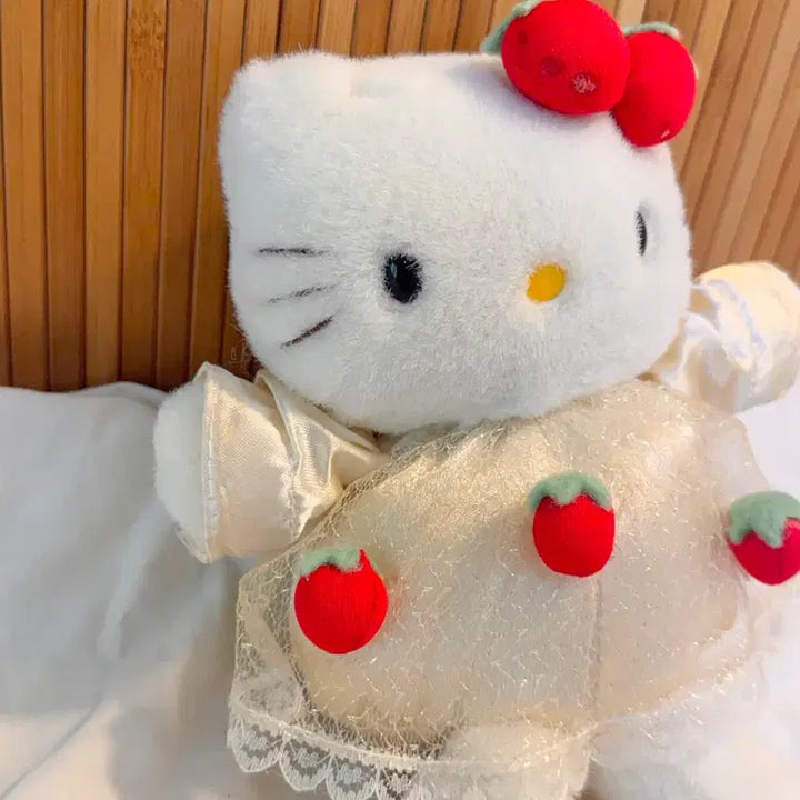 [BUNJANG] Vintage Strawberry Dress Hello Kitty Plush / 고전 딸기드레스 키티 누이