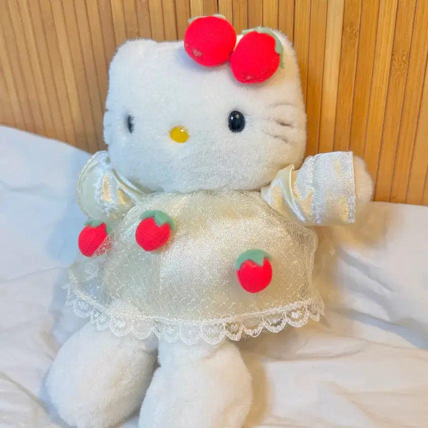 [BUNJANG] Vintage Strawberry Dress Hello Kitty Plush / 고전 딸기드레스 키티 누이
