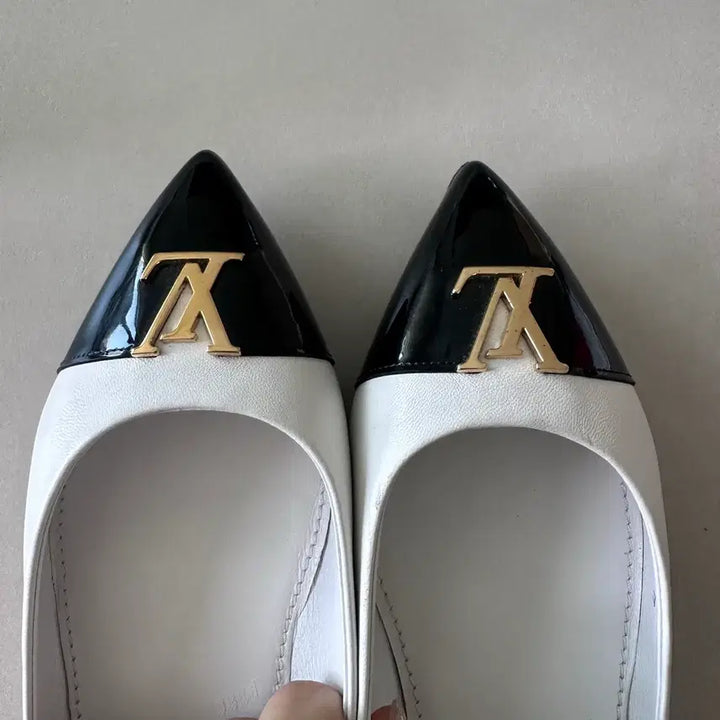 [BUNJANG] Louis Vuitton Capucines Flat Ballerina Shoes / 루이비통 카퓌신 플랫 발레리나 37.5