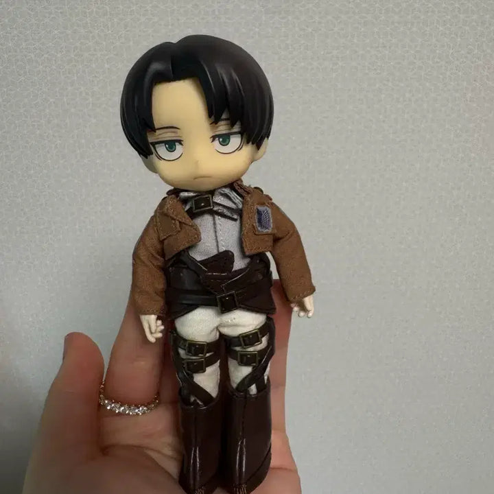 [BUNJANG] Levi Nendoroid with Custom Outfit and Body / 리바이 넨도로이드 오비츠