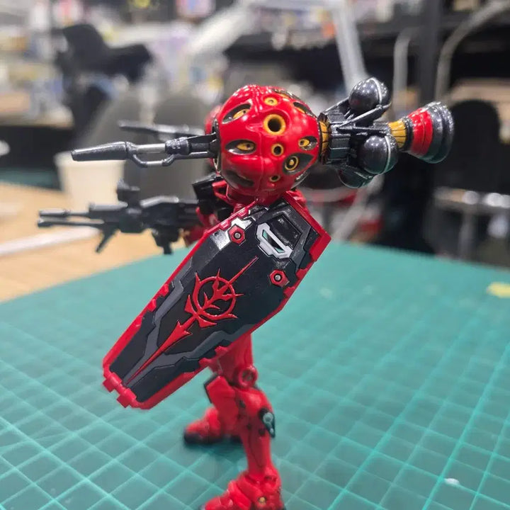 [BUNJANG] HG Zaku Aqueous Red Gundam Custom Painted Model Kit / hg 건담지쿠악스  붉은건담 도색작