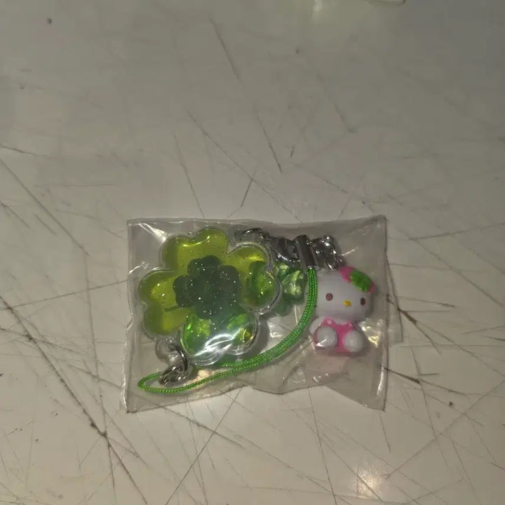 [BUNJANG] Sanrio Secret Clover Charm Kitty Strap / 산리오 시크릿 헤이세이 클로버 스트랩 네잎클로버 헬로키티 양도합니다