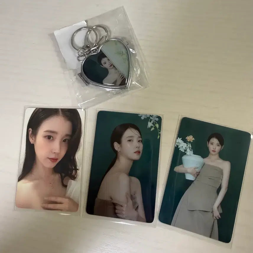 [BUNJANG] IU (아이유) x J.ESTINA Photocard + Rocket Pendant Keyring Bundle Set / 아이유 제이에스티나 포토카드+로켓 팬던트 키링 일괄