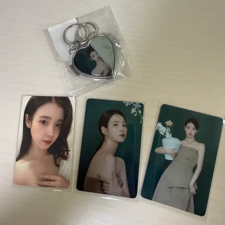 [BUNJANG] IU (아이유) x J.ESTINA Photocard + Rocket Pendant Keyring Bundle Set / 아이유 제이에스티나 포토카드+로켓 팬던트 키링 일괄