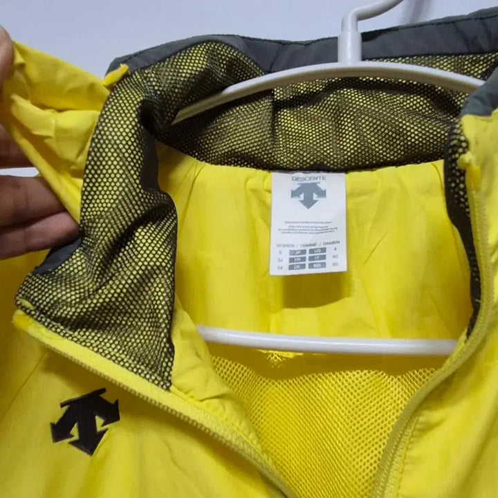 [BUNJANG] Descente Yellow Windbreaker Jacket Size S / [여성점퍼]데상트 옐로우 바람막이 자켓 S