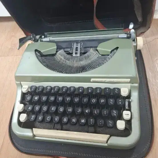 [BUNJANG] Imperial Good Companion Model 6 English Typewriter / 임페리얼 굿 컴패니언 모델6 영문타자기