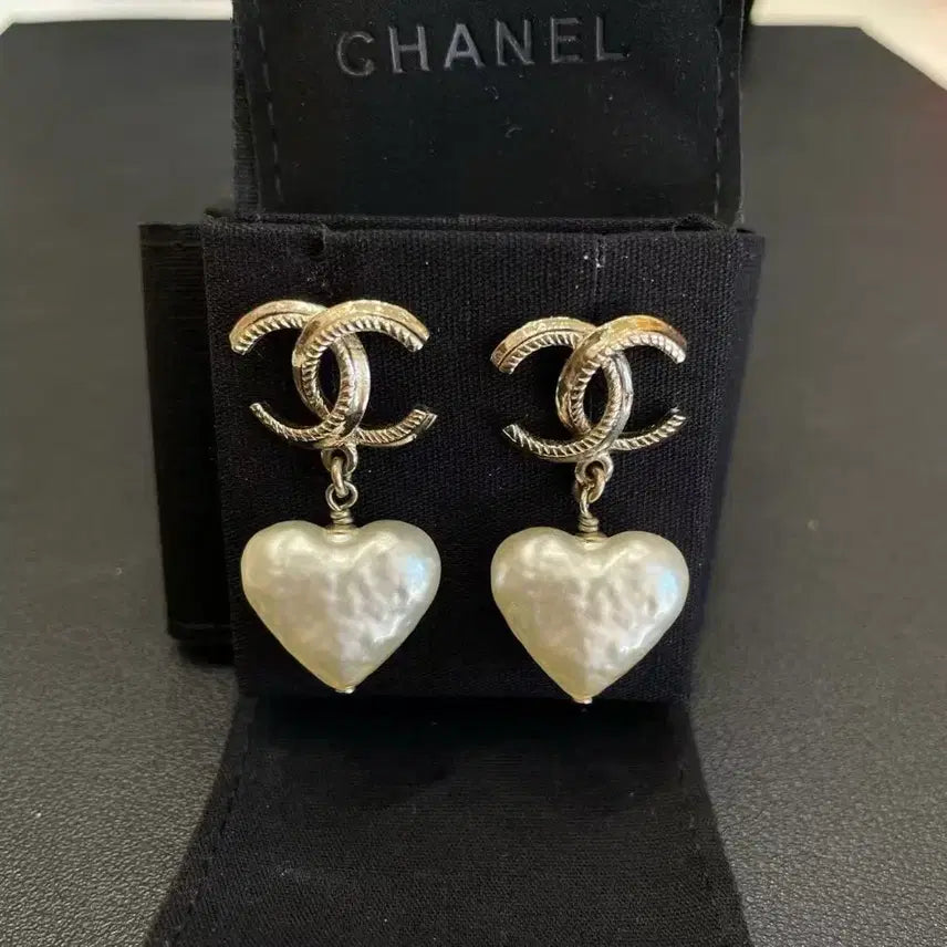 [BUNJANG] Chanel Logo Heart Pearl Drop Earrings / 샤넬 로고 하트 진주 드롭 이어링
