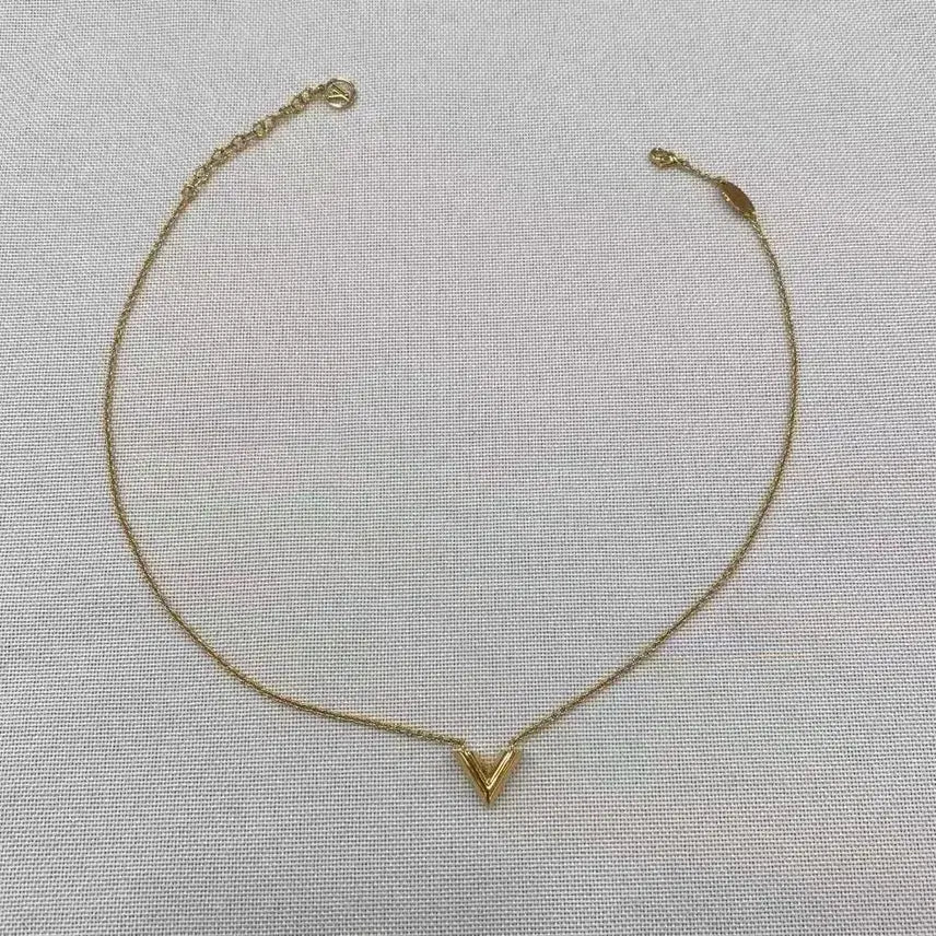 [BUNJANG] Louis Vuitton Essential V Necklace Gold / 루이비통 에센셜 V 목걸이 골드
