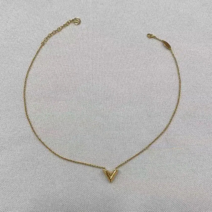 [BUNJANG] Louis Vuitton Essential V Necklace Gold / 루이비통 에센셜 V 목걸이 골드