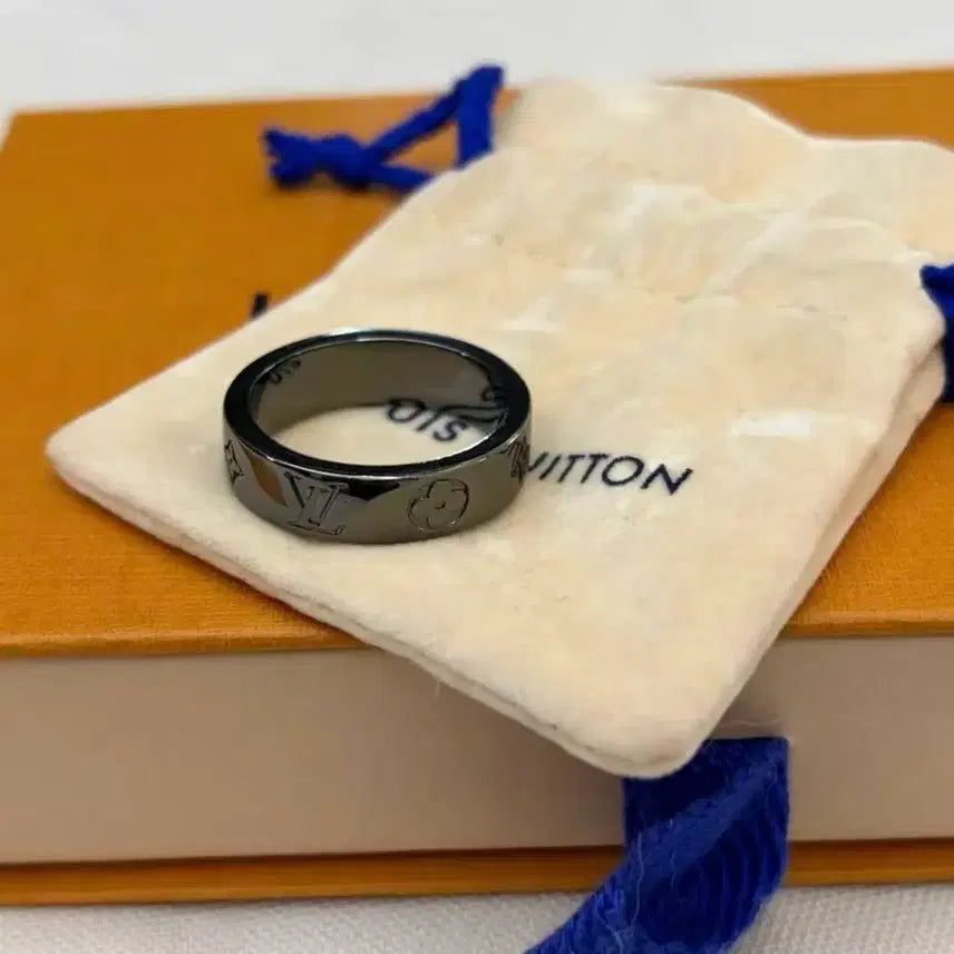 [BUNJANG] Louis Vuitton Black Ring / 루이비통 블랙 반지 (링)