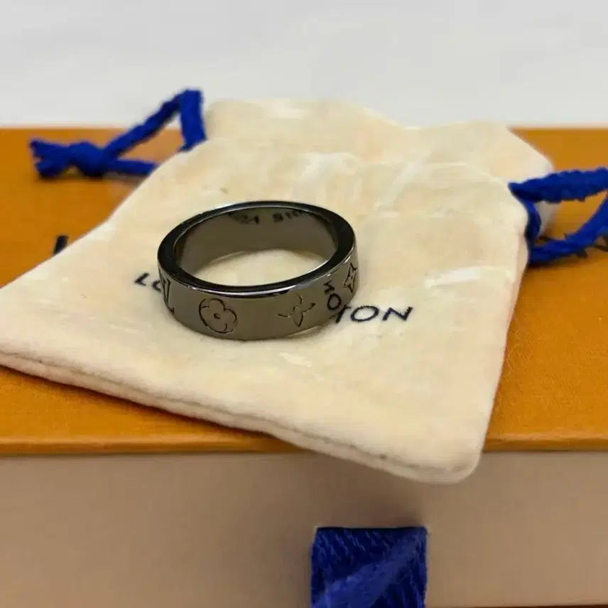 [BUNJANG] Louis Vuitton Black Ring / 루이비통 블랙 반지 (링)
