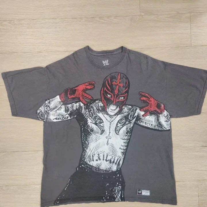 [SOLD OUT] WWE 레슬매니아 레이 미스테리오 2X 그레이 티셔츠