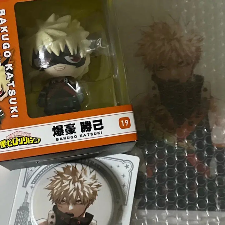[BUNJANG] Bakugo Megal Arc Acrylic Stand &amp; Can Badge Bundle / 바쿠고 메가아크릴 유라유라 캔뱃지 일괄판매