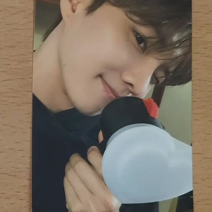 [BUNJANG] The Boyz Q Official Photocard (Cheering Rod Ver. 2) / 더보이즈 큐 응원봉 포카