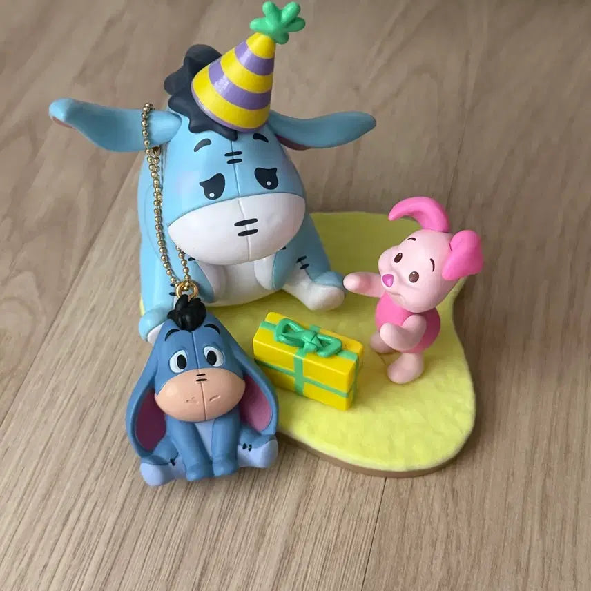 [BUNJANG] Eeyore Birthday Figure &amp; Keychain Bundle Set / 이요르 생일 피규어 +키링  일괄