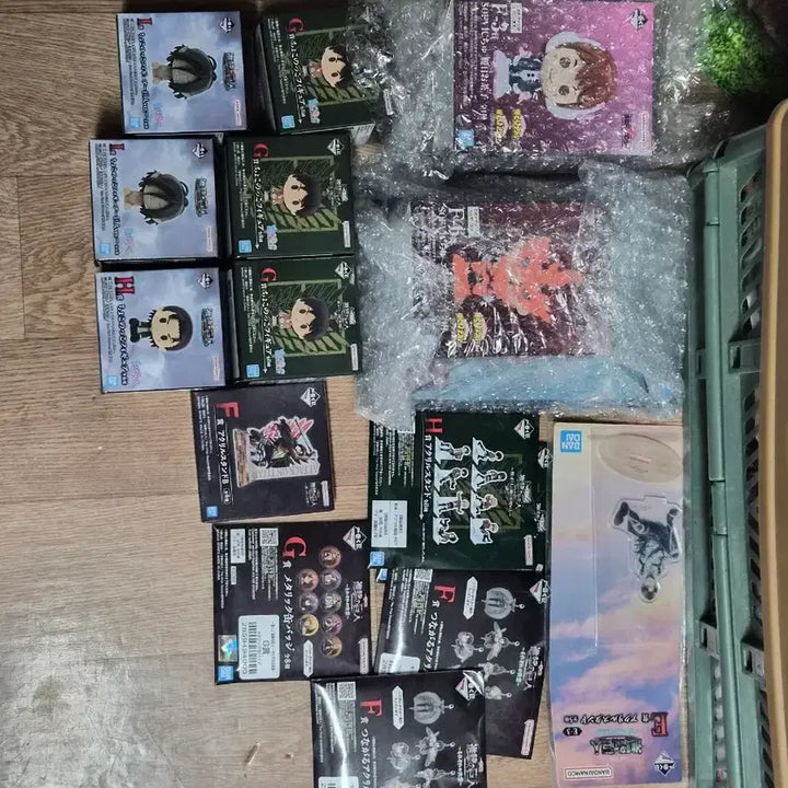 [BUNJANG] My Hero Academia x Attack on Titan Collaboration Acrylic Stand &amp; Badge Set / 나히아.진격거 콜라보 하위상판매!