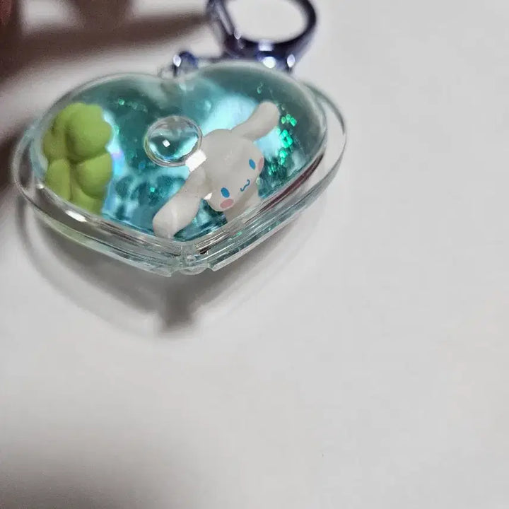 [BUNJANG] Cinnamoroll Heart Water Globe Shaker Keyring / 새제품) 시나모롤 하트 워터볼 쉐이커 키링