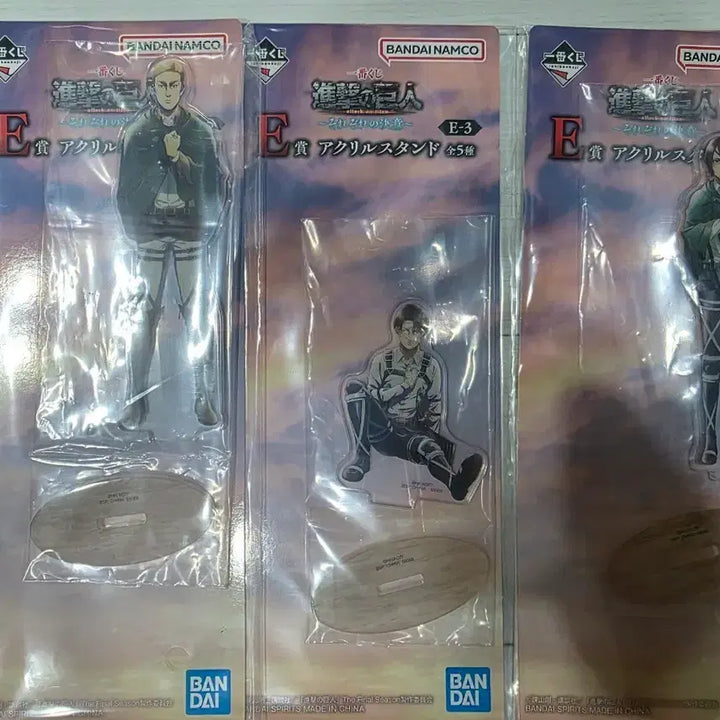 [BUNJANG] Attack on Titan Ichiban Kuji E Prize Levi Hange Erwin Acrylic Stand Set (Sealed) / 진격의 거인 제일복권 쿠지 E상 리바이 한지 엘빈 아크릴 스탠드 미개봉