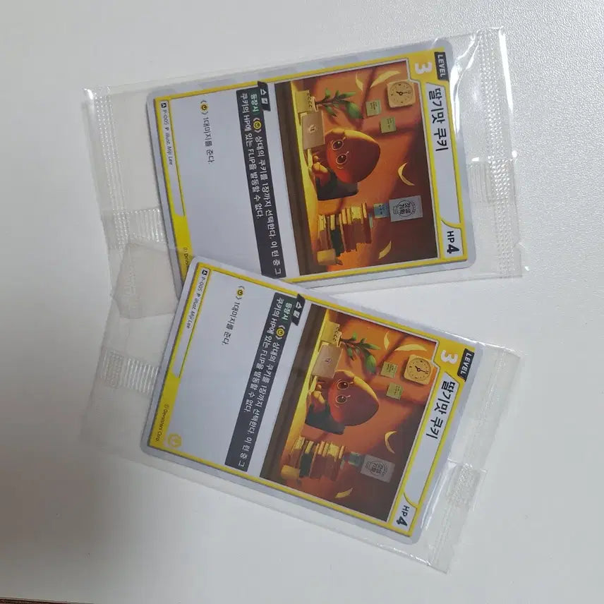 [BUNJANG] Cookie Run: Braveans Strawberry Cookie Card Set (2 Cards) / 쿠키런 브레이버스 딸기맛 쿠키 카드 2개